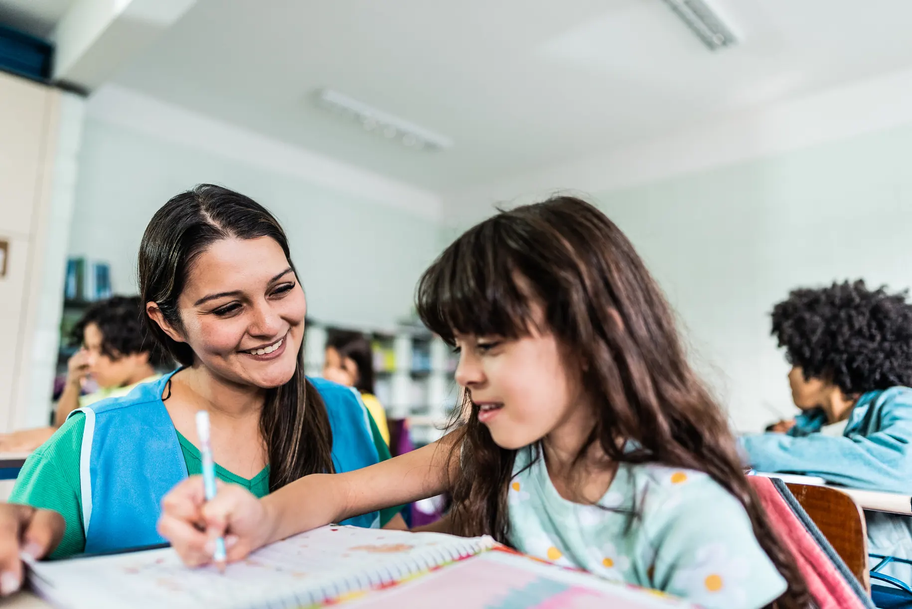 aluna de pedagogia ajudando ativamente na escola
