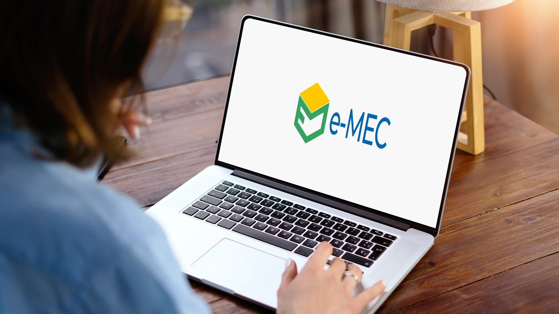 Pessoa acessando o portal e-MEC em um notebook