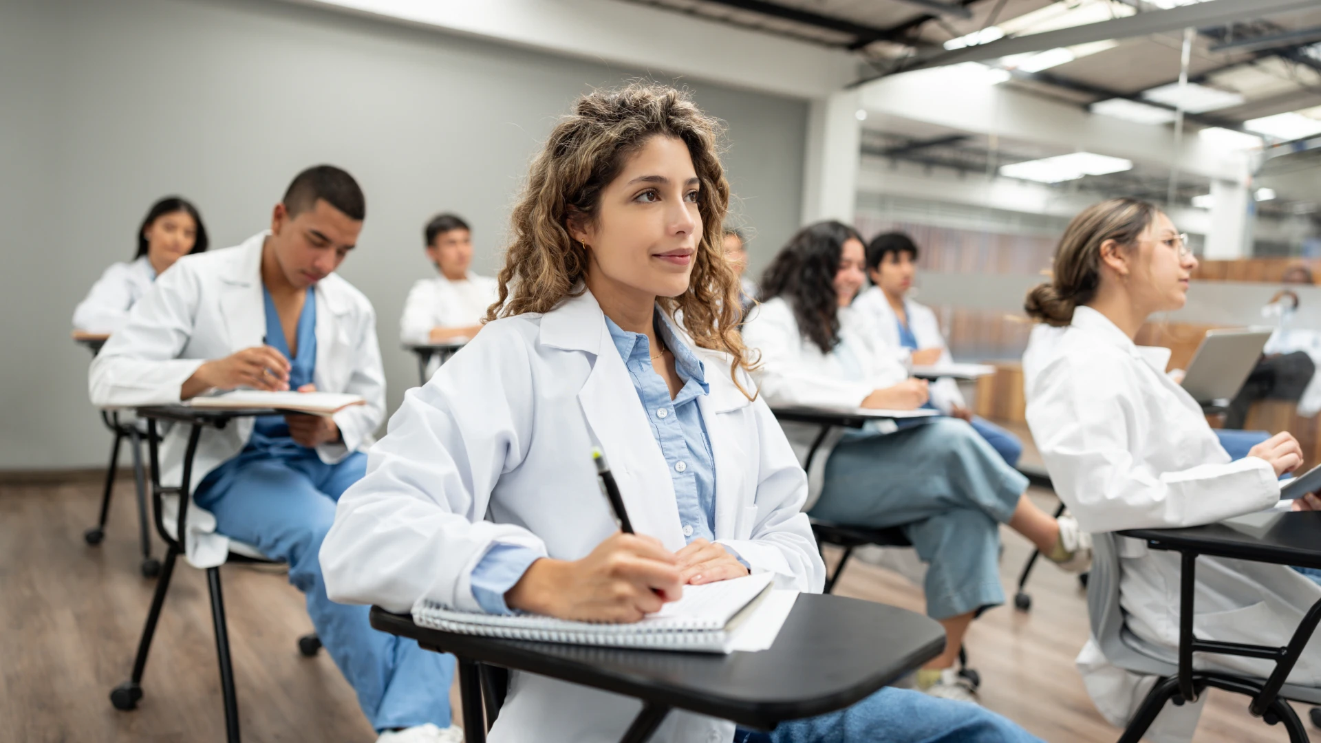 Estudantes de medicina em uma sala de aula participando de uma palestra
