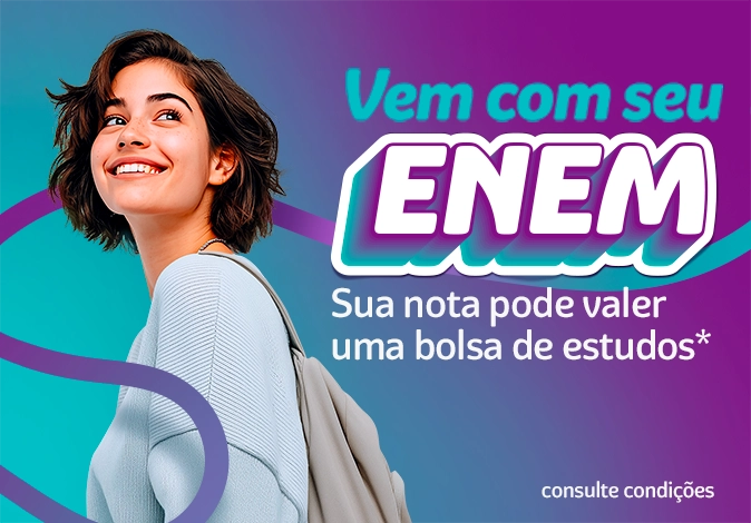 Estudante sorridente com mochila em campanha de bolsa de estudos com a nota do ENEM