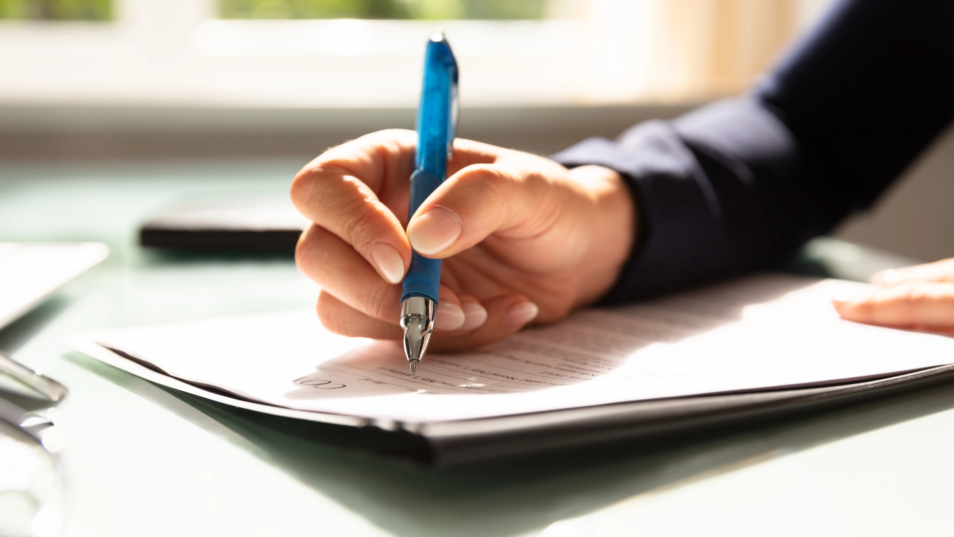Assinatura de contrato profissional: entenda a importância de revisar documentos antes de oficializar acordos