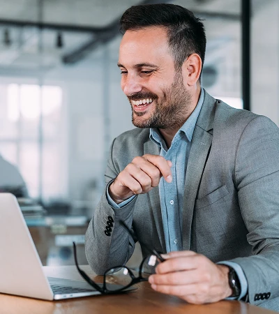 Profissional de negócios satisfeito utilizando computador em ambiente de escritório corporativo para aumentar a produtividade