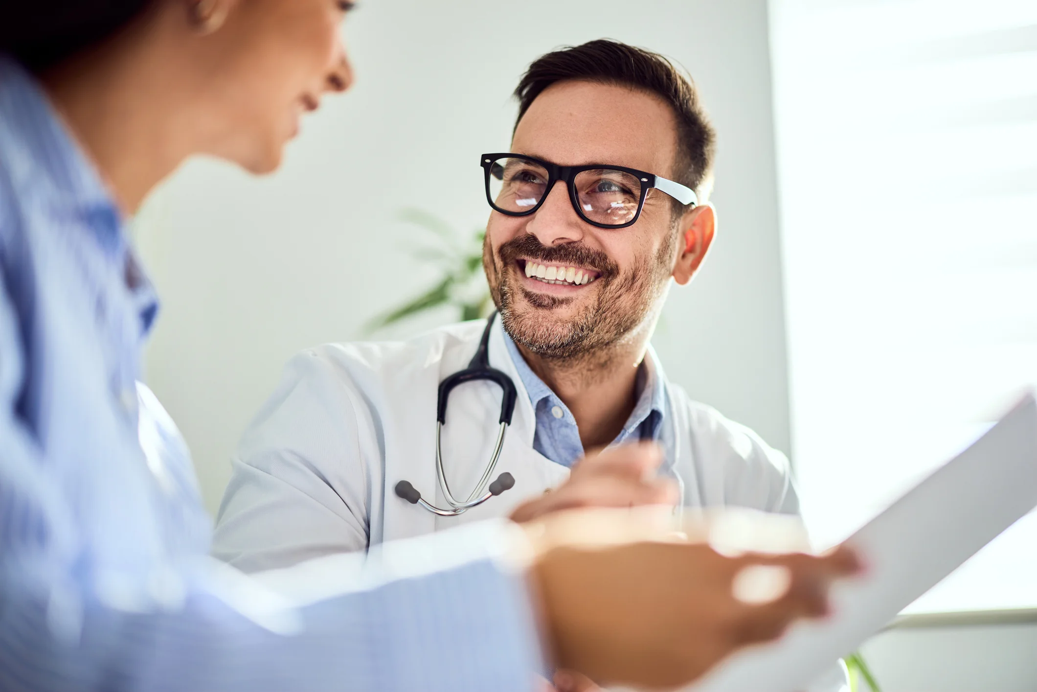 Consulta médica profissional com foco em atendimento humanizado e relacionamento entre médico e paciente