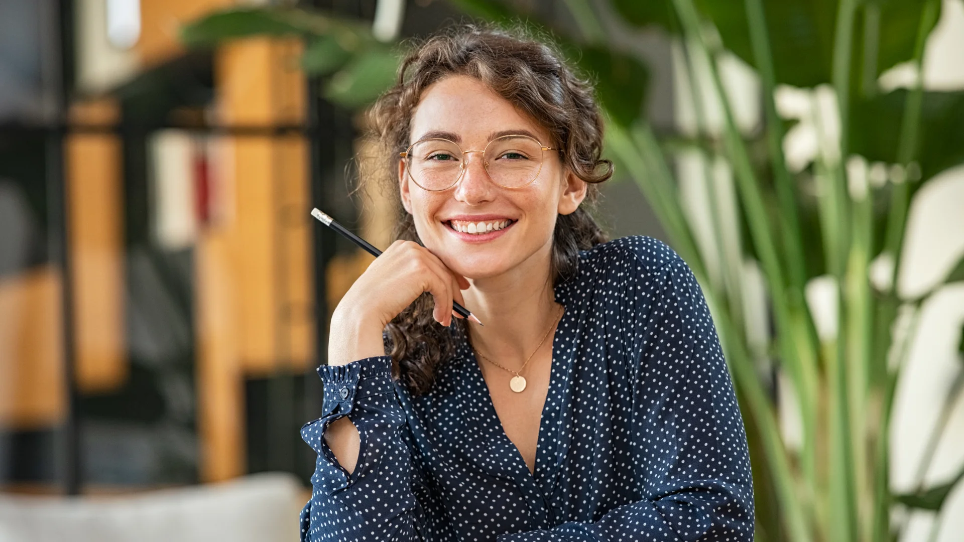 Estudante ou profissional feliz com lápis na mão em um ambiente de trabalho moderno e inspirador para projetos educacionais