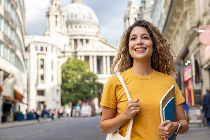 Estudante internacional aproveitando a experiência de intercâmbio acadêmico em uma cidade histórica da Europa
