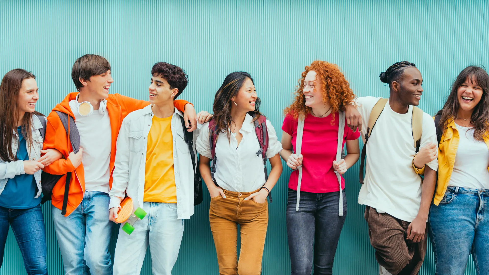 Estudantes universitários diversos e felizes em ambiente educacional moderno para representar inclusão e diversidade