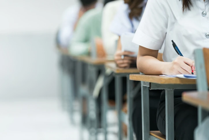 Estudantes em uma sala de aula fazendo prova ou exame escolar