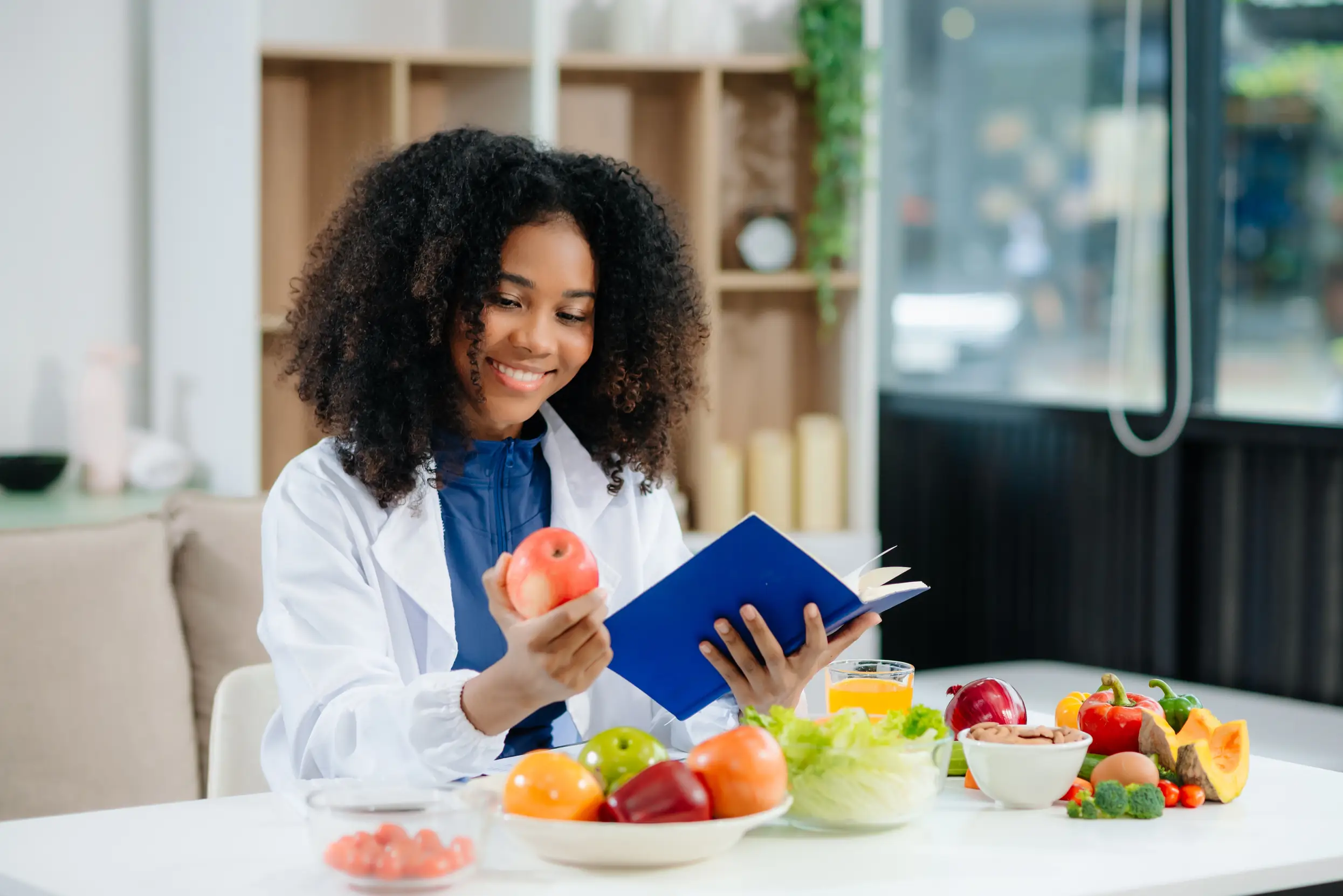 estudante analisando materiais de nutrição