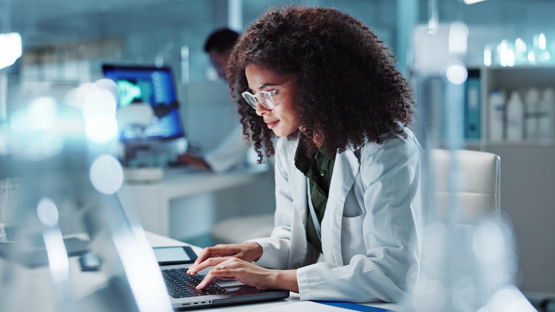 Pesquisadora científica analisando dados em um laboratório moderno utilizando tecnologia de ponta para avanços acadêmicos