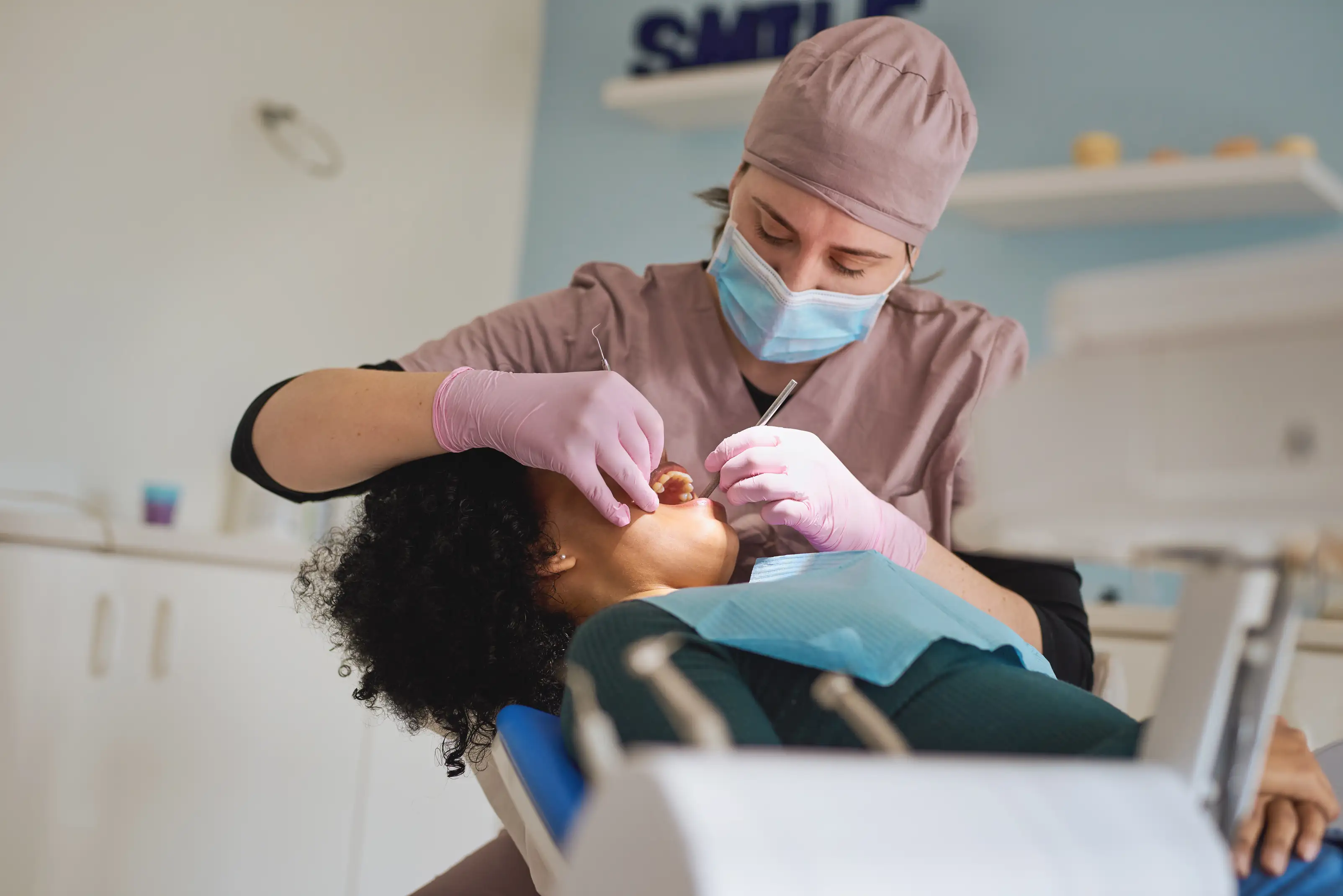 dentista examinando dente da paciente