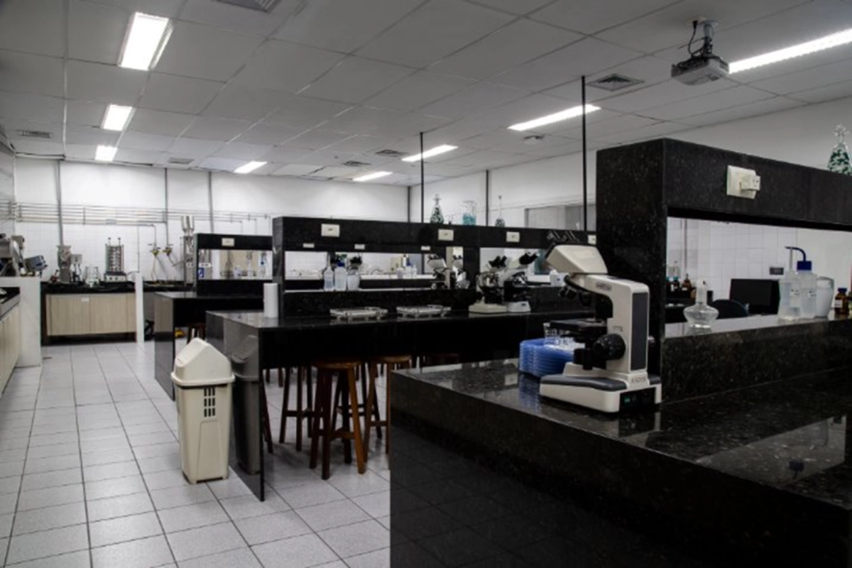 Laboratório acadêmico moderno com bancadas de granito e microscópios para pesquisas científicas