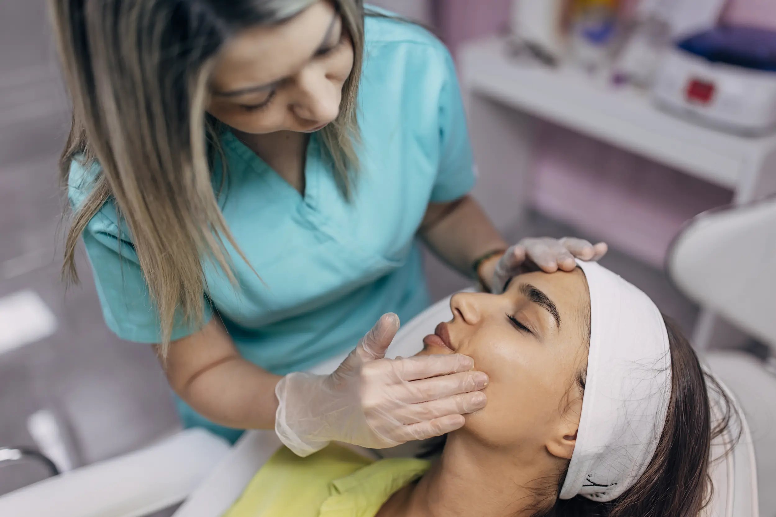 profissional de estética atendendo cliente