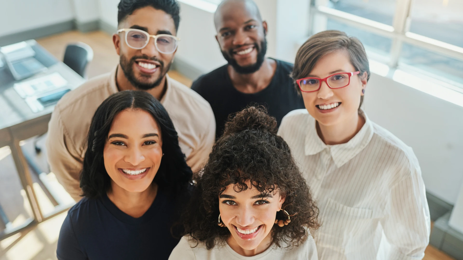 Equipe de profissionais diversificados colaborando em um ambiente de trabalho criativo e inclusivo para o sucesso da empresa