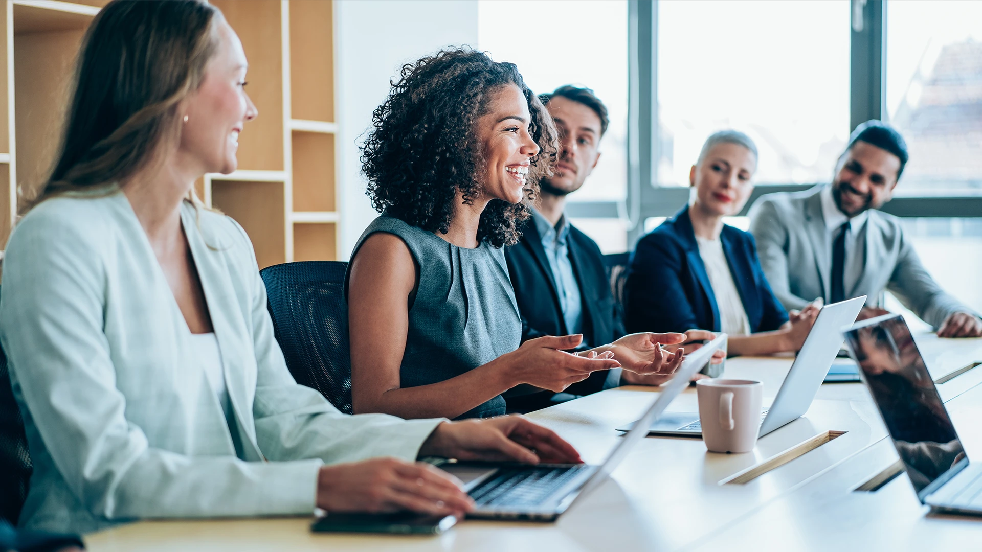 Equipe diversa de profissionais em uma reunião de negócios colaborativa no escritório