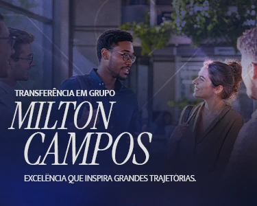Estudantes em ambiente acadêmico divulgando transferência em grupo para Milton Campos