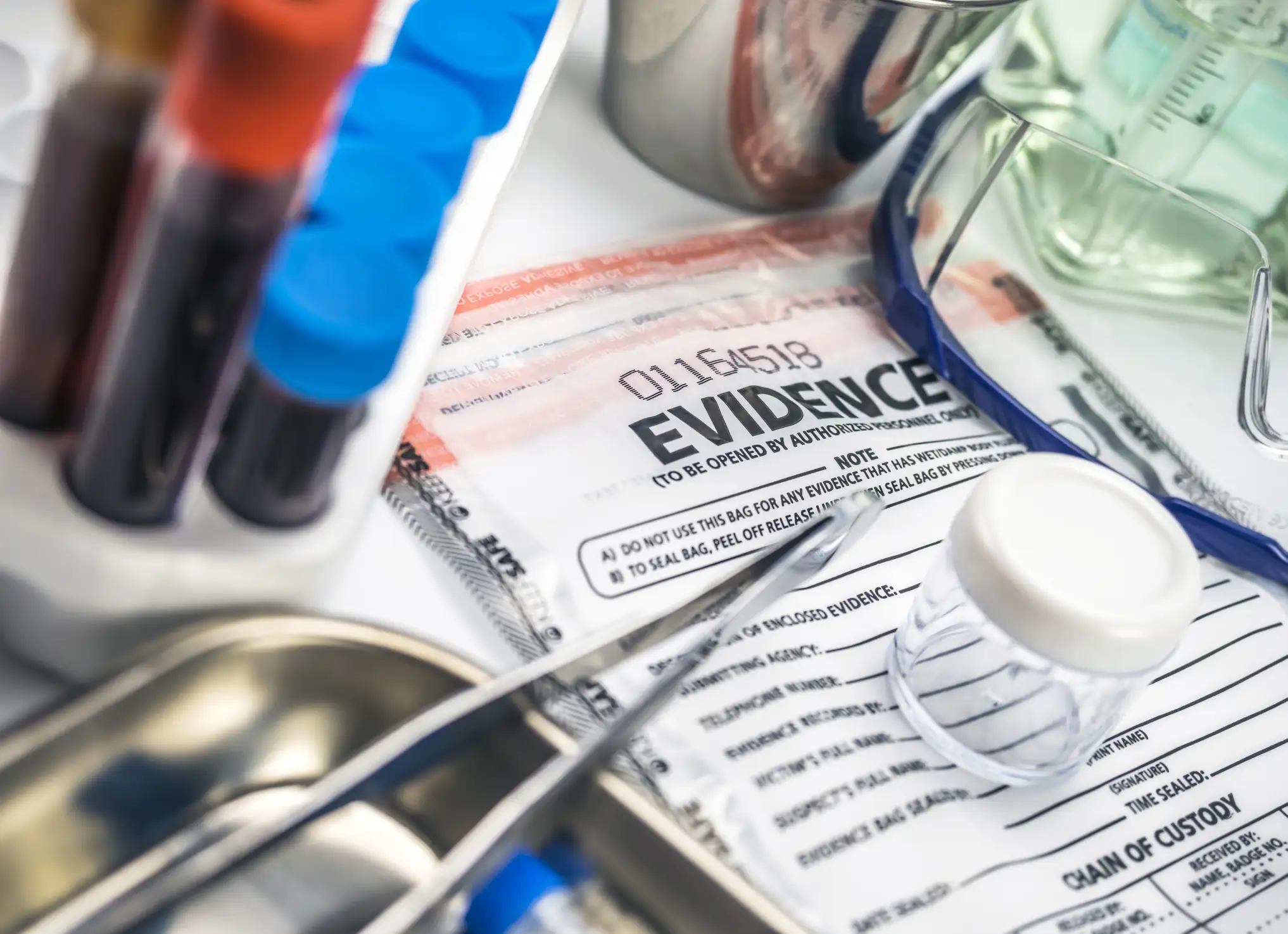 Kit de coleta de evidências forenses com sacos de evidência, tubos de ensaio e pinças em laboratório criminal