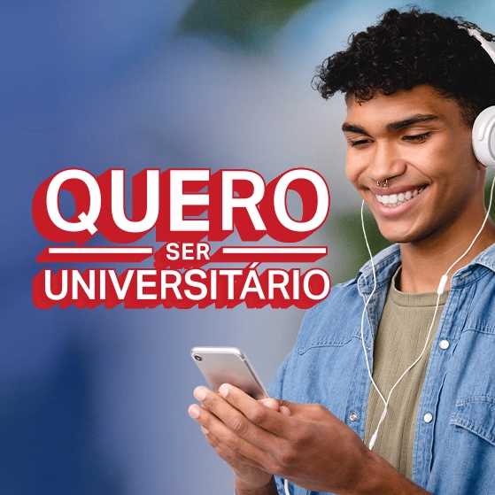 Jovem sorridente usando fones de ouvido e celular com o texto Quero Ser Universitário