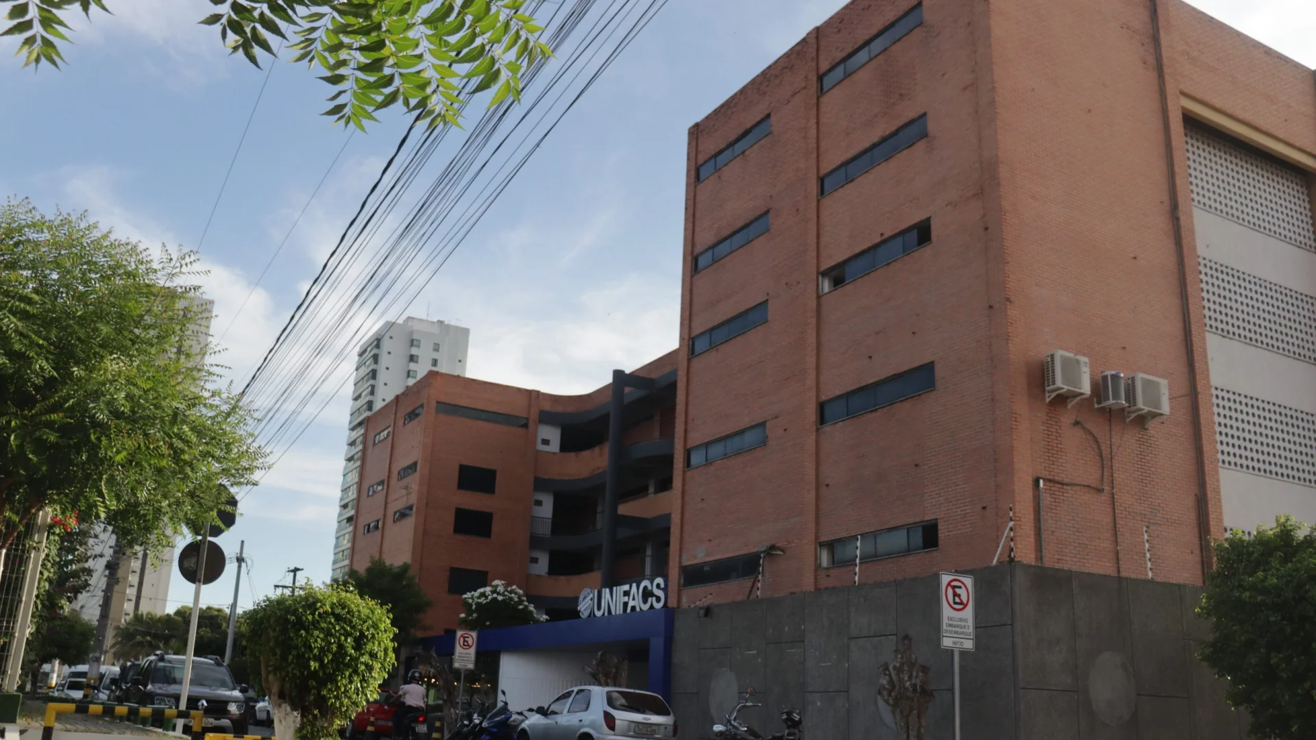 Fachada do prédio da universidade UNIFACS com estrutura de tijolos aparentes