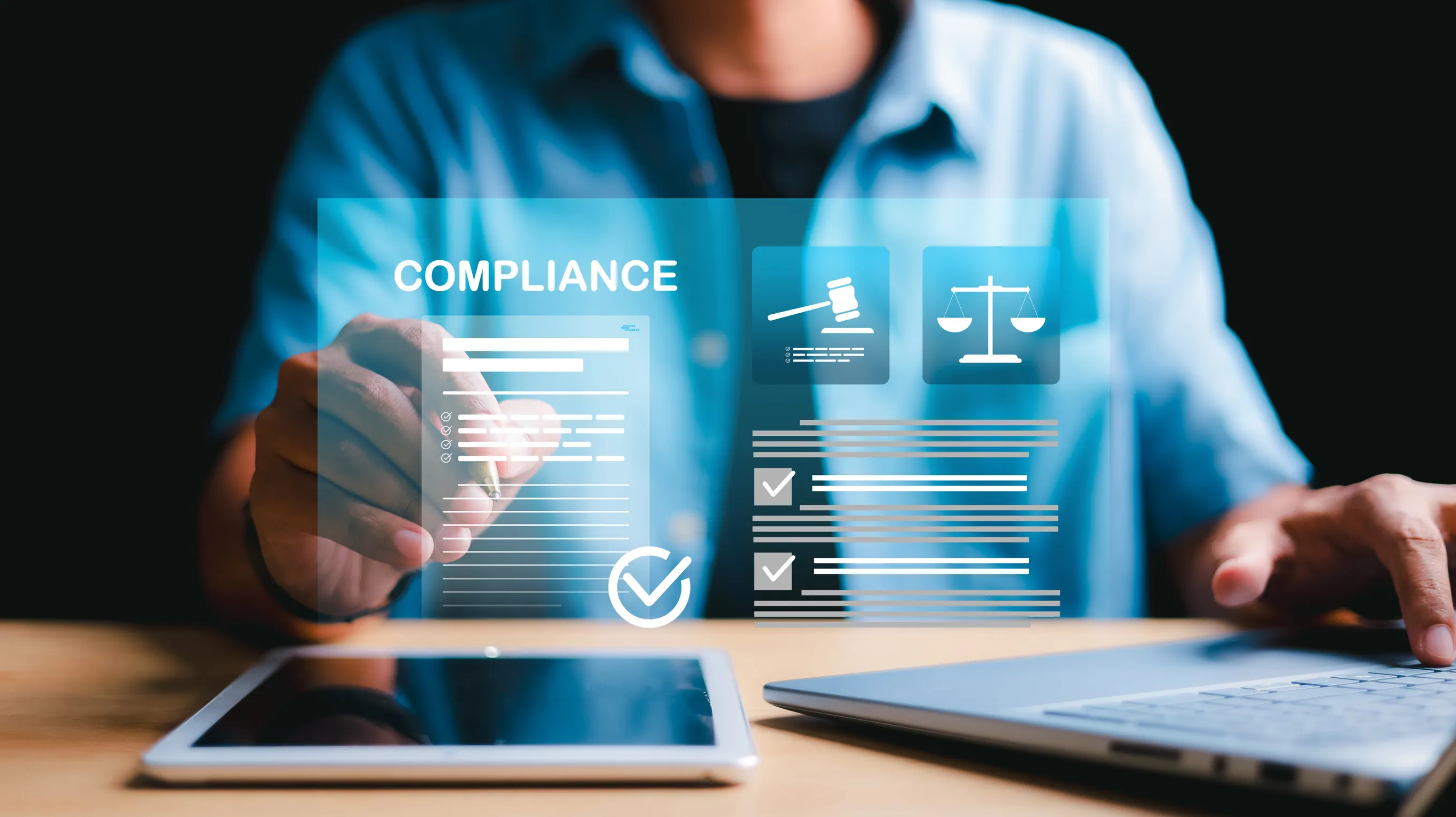 Pessoa utilizando tablet e computador para gerenciar processos de compliance e conformidade jurídica