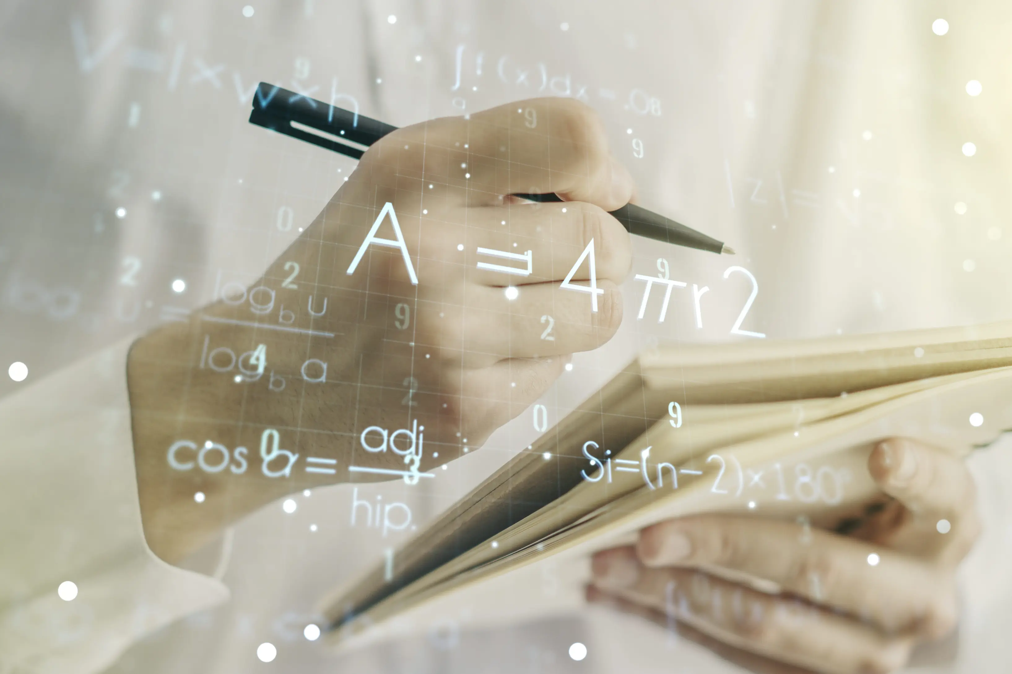 Pessoa escrevendo em um caderno com fórmulas matemáticas sobrepostas