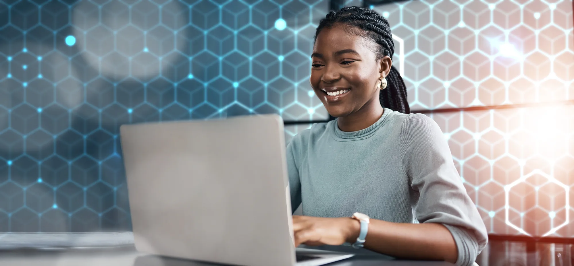 mulher digitando em computador
