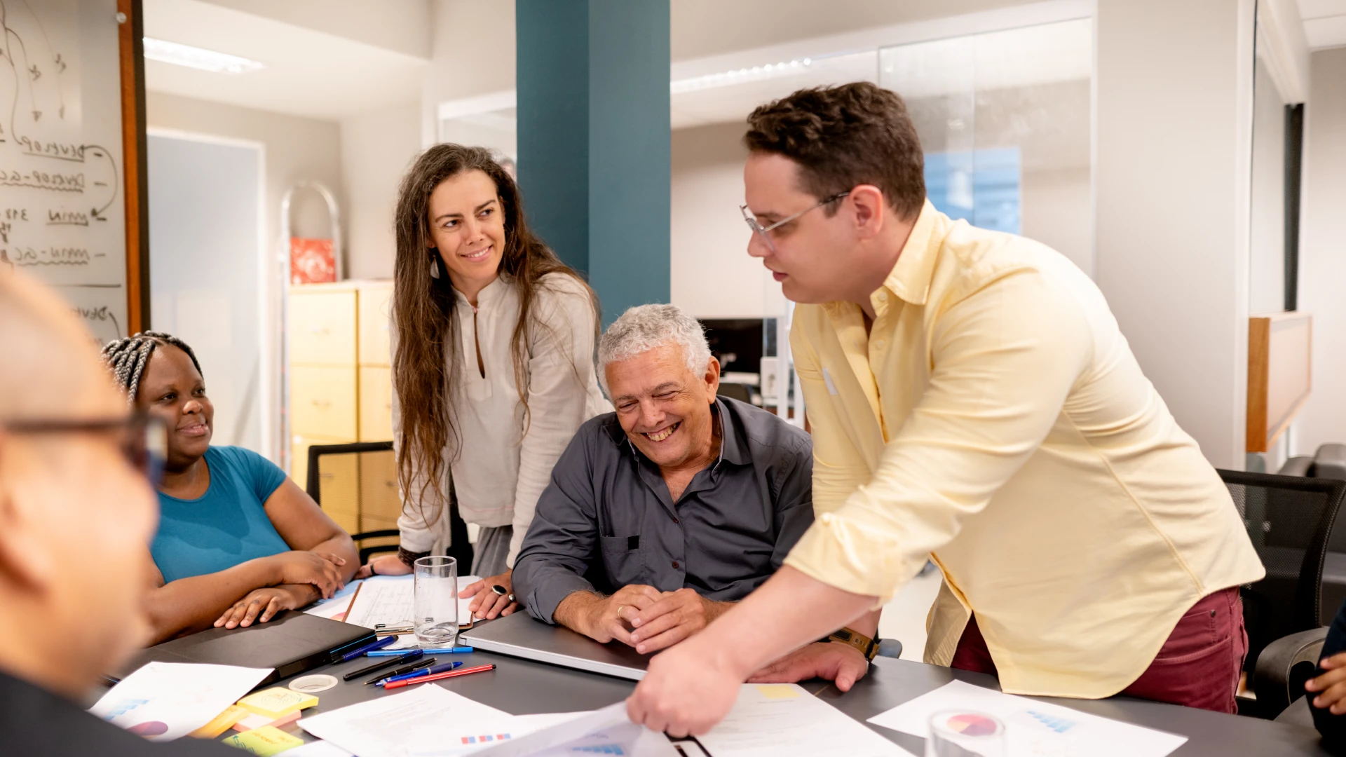 Equipe diversificada em reunião de trabalho colaborativa em um escritório moderno