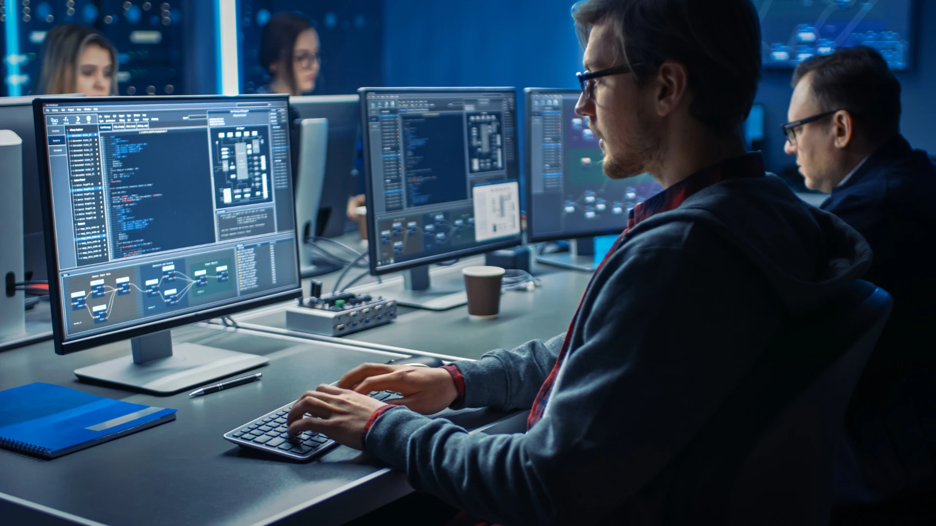 Equipe de programadores trabalhando em desenvolvimento de software em um escritório de tecnologia