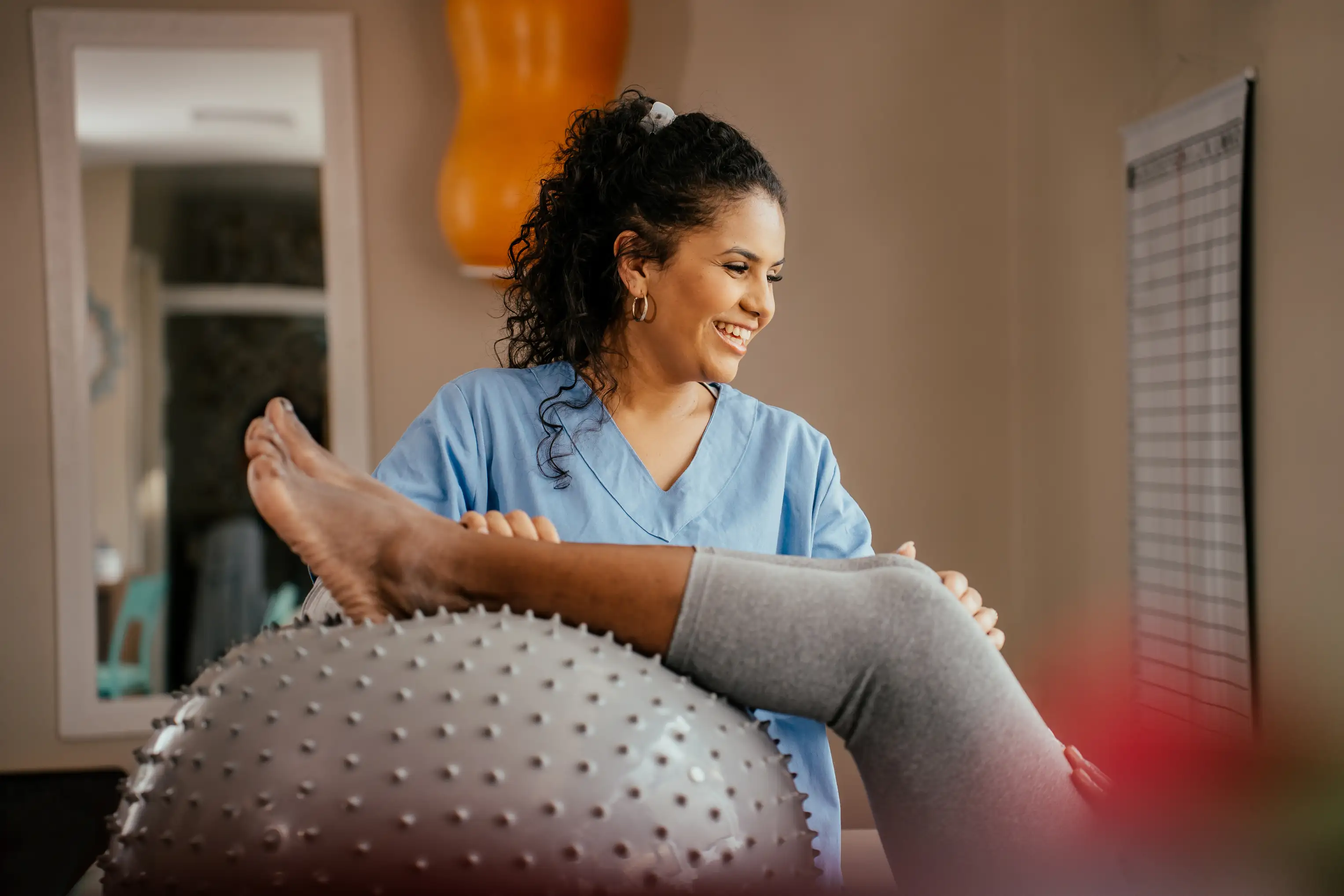 profissional de fisioterapia atendendo paciente