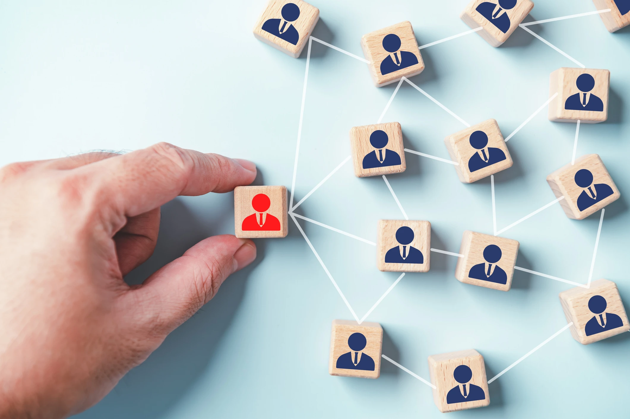 Conceito de networking e gestão de talentos: mão conectando um líder em uma rede de contatos corporativos