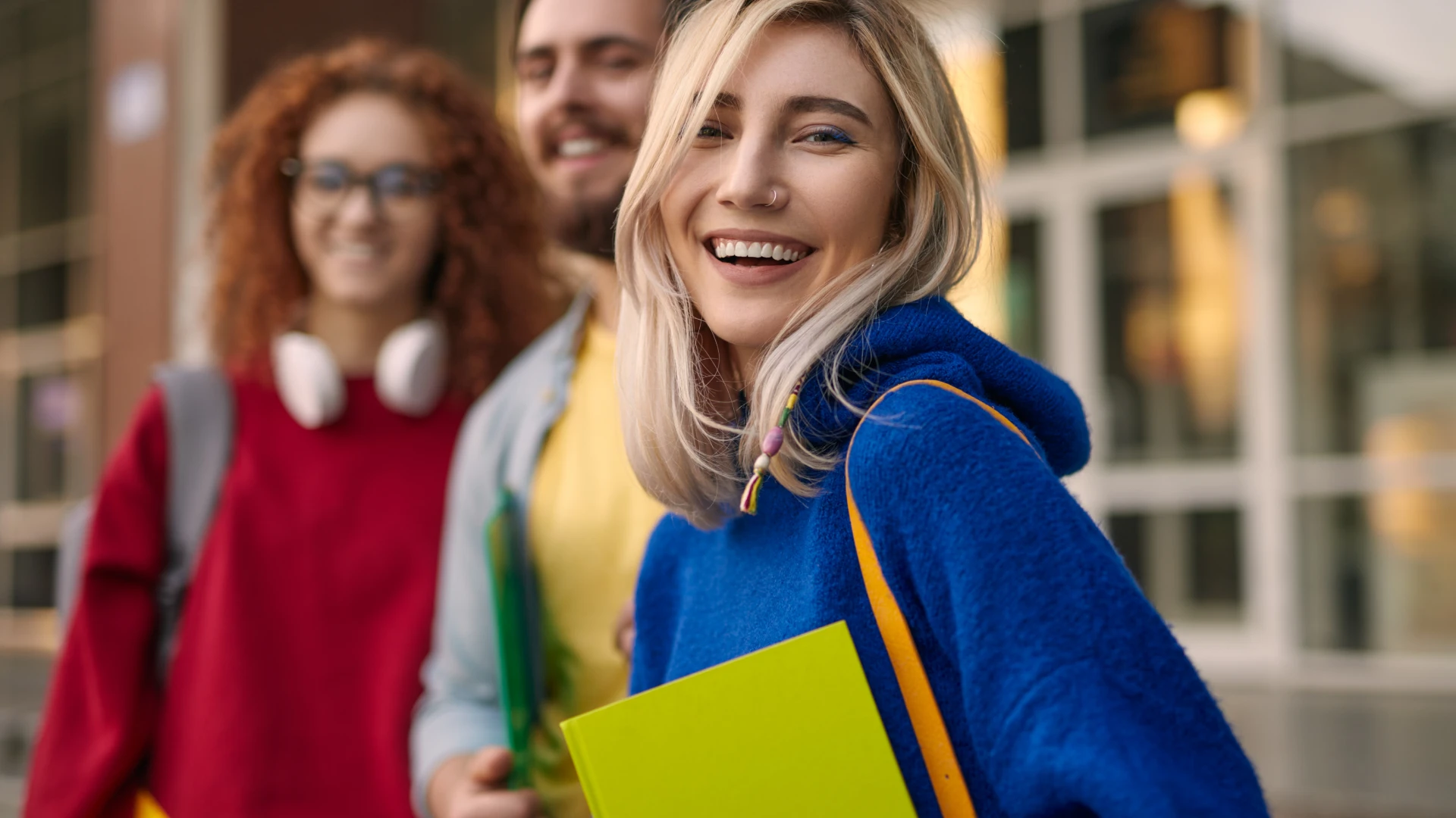 Grupo de estudantes jovens e felizes sorrindo em um campus universitário